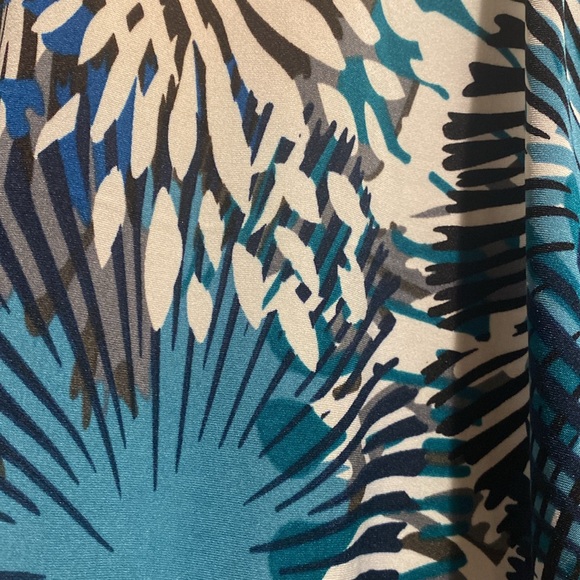 BCBG Maxazria top. Size Medium - Picture 3 of 10